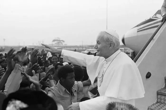 Framed Print : Pope John Paul II Blesses Crowd In Nigeria Framed Print : Pope John Paul II Blesses Crowd In Nigeria