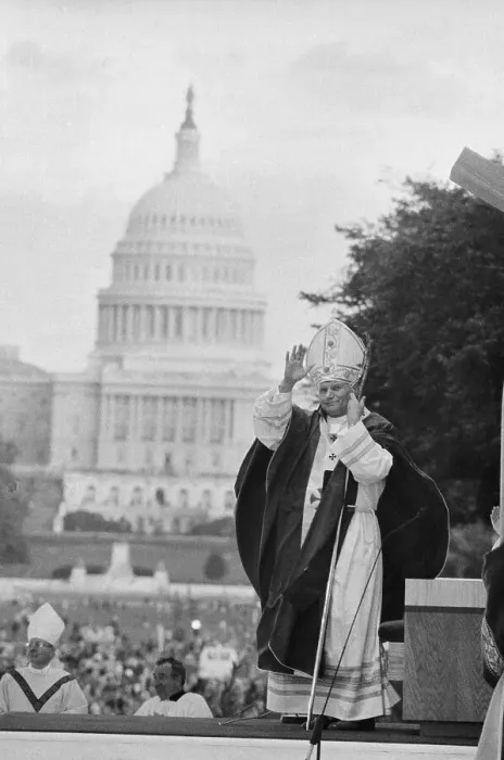 Framed Print : Pope John Paul II Blessing Crowd by Capitol Building Framed Print : Pope John Paul II Blessing Crowd by Capitol Building