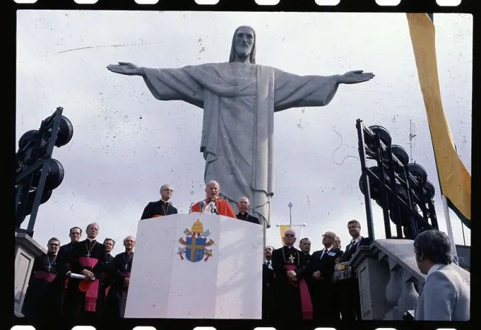 Framed Print : Pope John Paul II in Front of Christ the Redeemer Framed Print : Pope John Paul II in Front of Christ the Redeemer