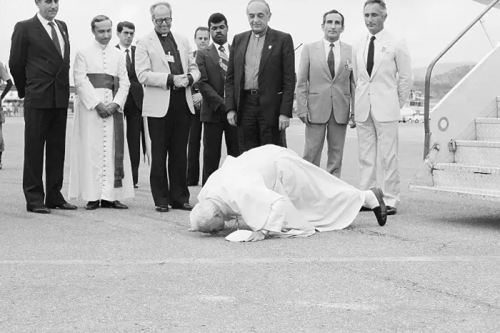 Framed Print : Pope John Paul II Kisses the Ground Upon Arrival Framed Print : Pope John Paul II Kisses the Ground Upon Arrival