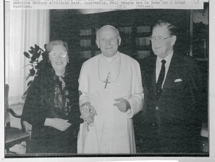 Framed Print : Pope John Paul II with Neil and Bess Reagan Framed Print : Pope John Paul II with Neil and Bess Reagan
