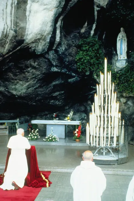 Framed Print : Pope John Paul II Praying at Lourdes Grotto Framed Print : Pope John Paul II Praying at Lourdes Grotto
