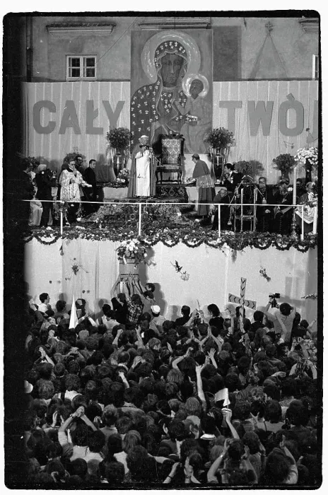 Framed Print : Pope John Paul II Receives a Floral Welcome in Poland Framed Print : Pope John Paul II Receives a Floral Welcome in Poland