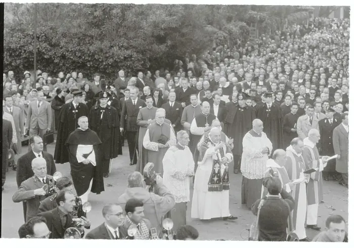 Framed Print : Pope John XXIII Blessing a Crowd Framed Print : Pope John XXIII Blessing a Crowd