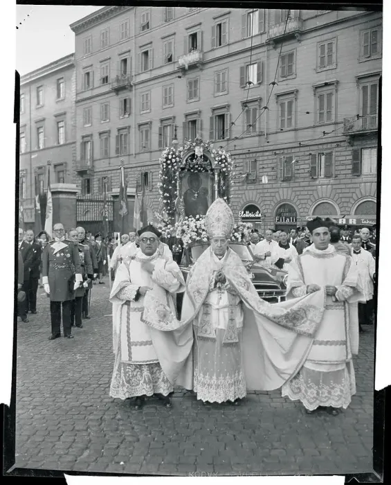 Framed Print : Pope Pius XIII in Procession Framed Print : Pope Pius XIII in Procession