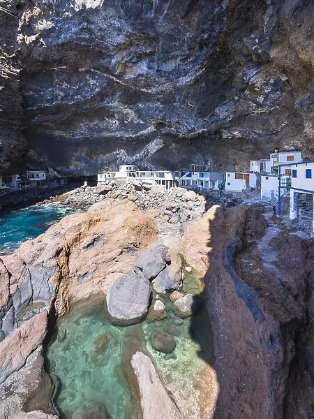 Poris de Candelaria, houses in a cave, rocky coast on the Camino del Poris, Pirates Cove, Tijarafe, La Palma, Canary Islands, Spain