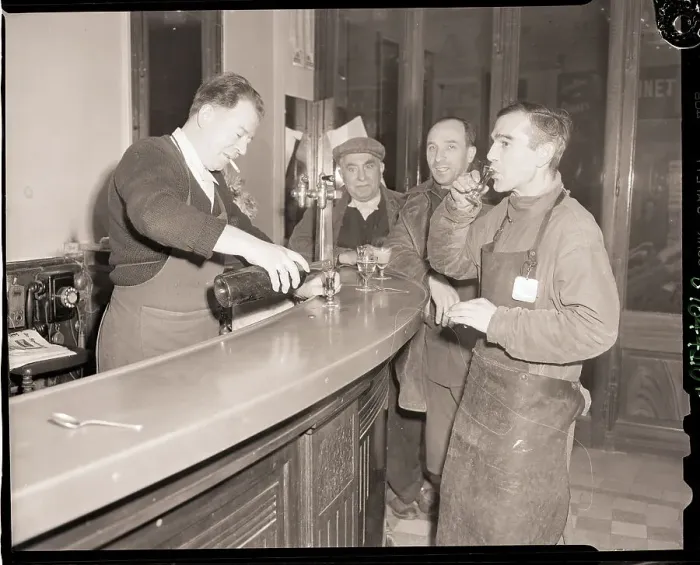 Framed Print : Porters Drink at Bar in Restaurant Framed Print : Porters Drink at Bar in Restaurant