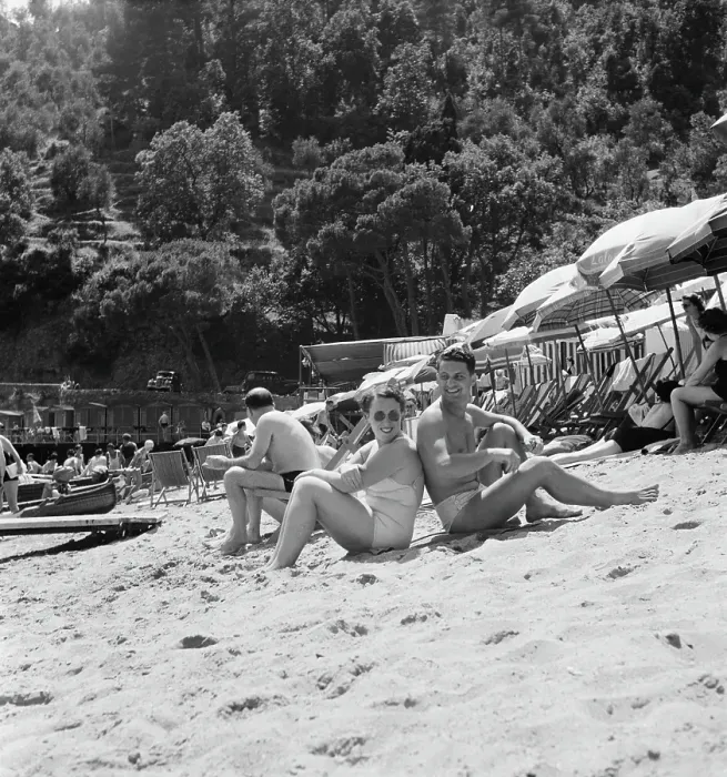 Framed Print : Portofino. Holidaymakers on Paraggi Beach near the tourist resort of Portofino Framed Print : Portofino. Holidaymakers on Paraggi Beach near the tourist resort of Portofino