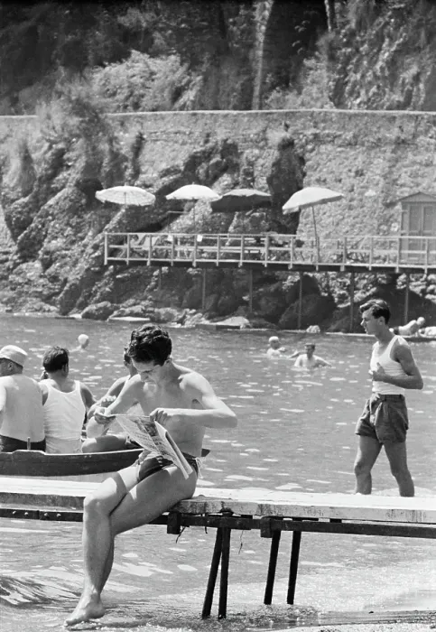 Framed Print : Portofino. Holidaymakers on Paraggi Beach near the tourist resort of Portofino Framed Print : Portofino. Holidaymakers on Paraggi Beach near the tourist resort of Portofino