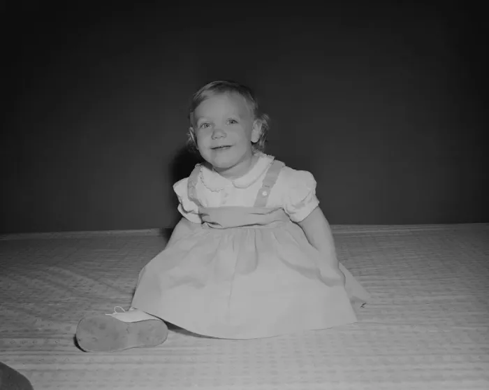 Framed Print : Portrait of baby girl (18-23 months) sitting on bed