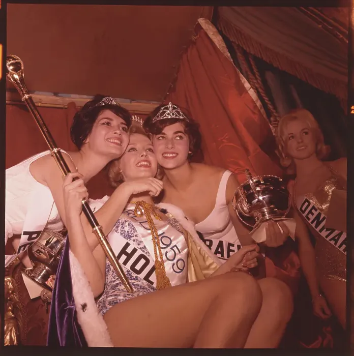Framed Print : Portrait of Corine Rottschafer as Miss World with Runner Up Contestants Framed Print : Portrait of Corine Rottschafer as Miss World with Runner Up Contestants