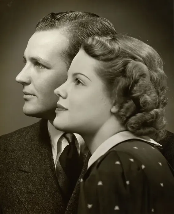 Framed Print : Portrait of a couple in profile Framed Print : Portrait of a couple in profile