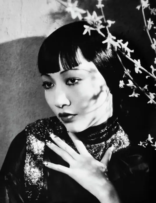 Framed Print : Portrait of Early Asian Actress Anna May Wong Posing Framed Print : Portrait of Early Asian Actress Anna May Wong Posing