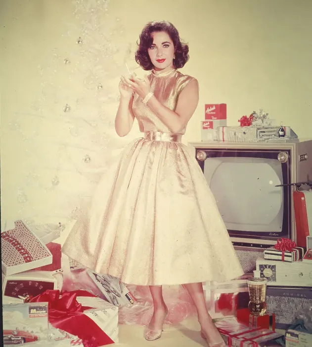 Framed Print : Portrait Of Elizabeth Taylor Framed Print : Portrait Of Elizabeth Taylor