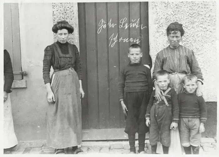 Framed Print : Portrait of Family on Doorsteps Framed Print : Portrait of Family on Doorsteps
