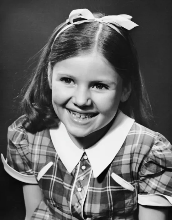 Framed Print : Portrait of girl