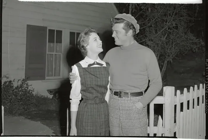 Framed Print : Portrait of Gordon MacRae with Lili Gentle Framed Print : Portrait of Gordon MacRae with Lili Gentle
