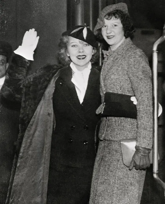 Framed Print : Portrait of Ida Lupino with Her Sister Rita Framed Print : Portrait of Ida Lupino with Her Sister Rita