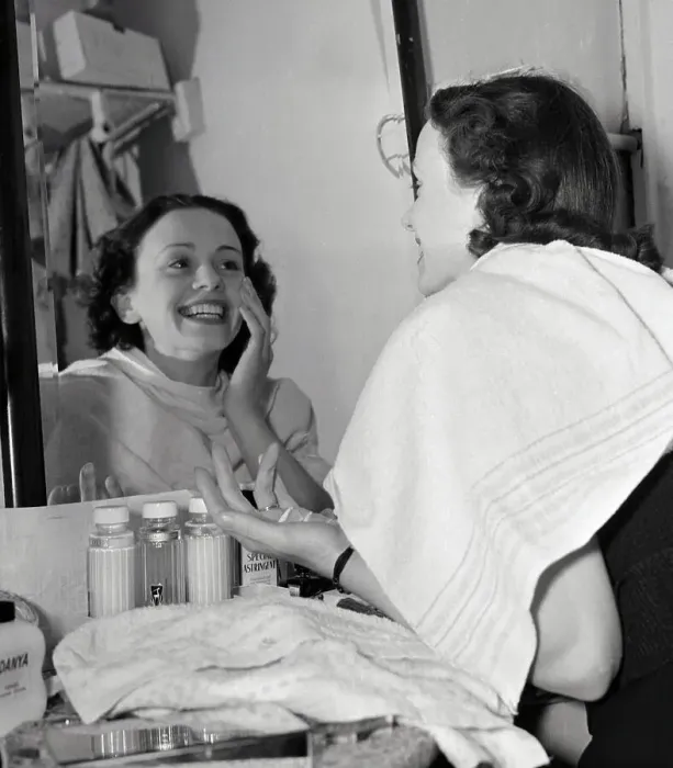 Framed Print : Portrait of Jessica Tandy in Backstage Dressing Room Framed Print : Portrait of Jessica Tandy in Backstage Dressing Room