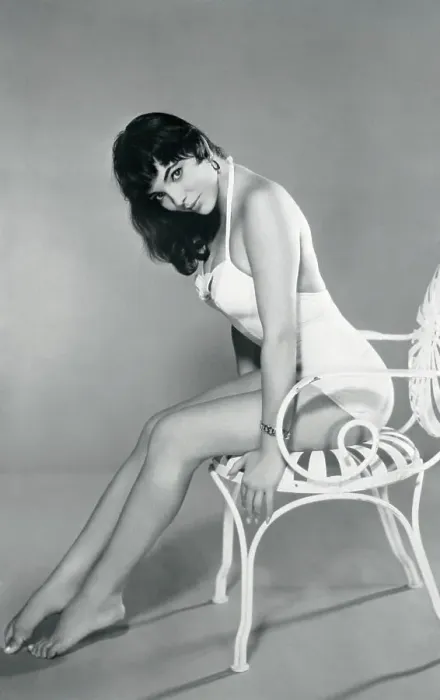 Framed Print : Portrait of Joan Collins Framed Print : Portrait of Joan Collins