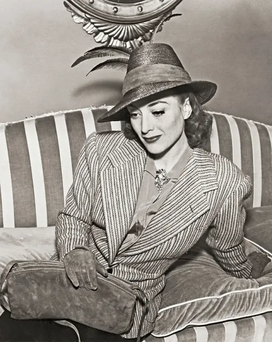 Framed Print : Portrait of Joan Crawford Framed Print : Portrait of Joan Crawford