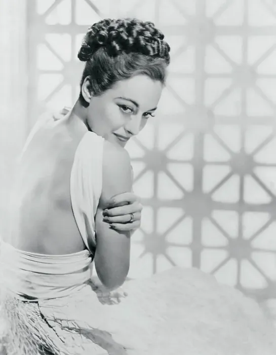 Framed Print : Portrait of Joan Crawford Posing Framed Print : Portrait of Joan Crawford Posing