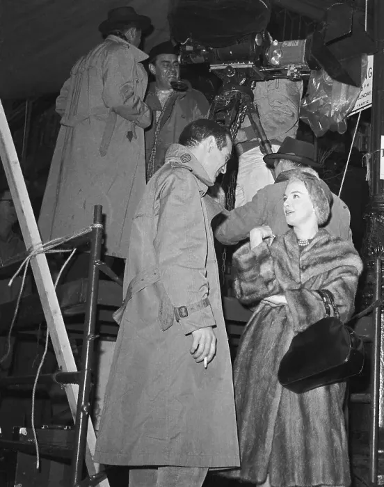 Framed Print : Portrait of Joanne Woodward and Paul Newman on Movie Set Framed Print : Portrait of Joanne Woodward and Paul Newman on Movie Set