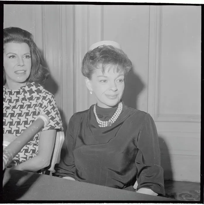 Framed Print : Portrait of Judy Garland Framed Print : Portrait of Judy Garland