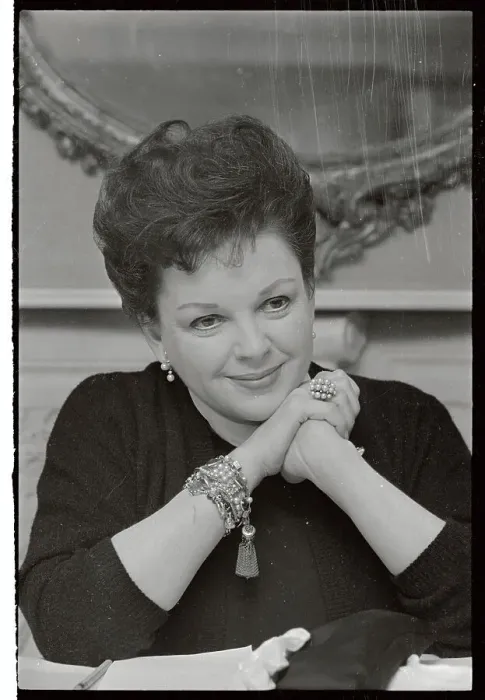 Framed Print : Portrait of Judy Garland Framed Print : Portrait of Judy Garland