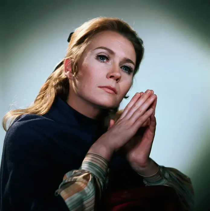 Framed Print : Portrait of Juliet Mills Framed Print : Portrait of Juliet Mills