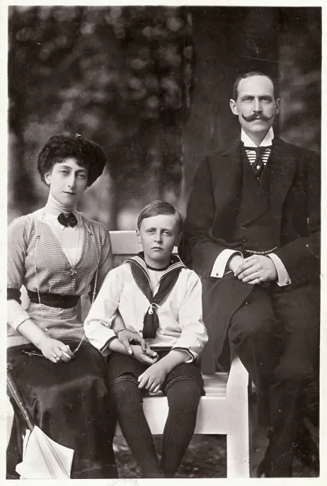 Framed Print : Portrait of King and Queen of Norway with Son Framed Print : Portrait of King and Queen of Norway with Son