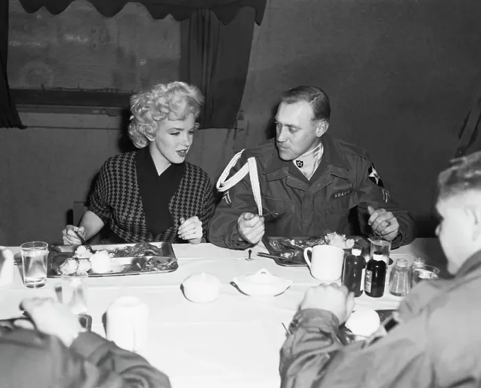 Framed Print : Portrait of Marilyn Monroe with Soldiers