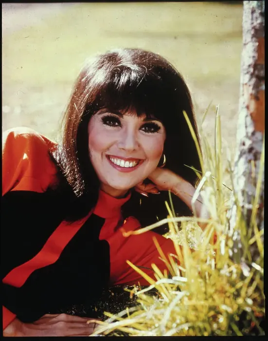 Framed Print : Portrait of Marlo Thomas Framed Print : Portrait of Marlo Thomas