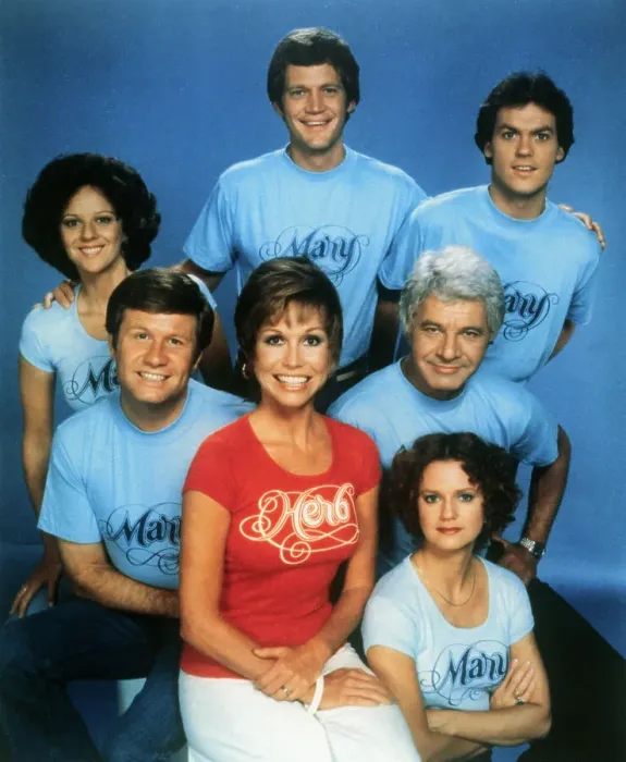 Framed Print : Portrait of Mary Tyler Moore with Cast Framed Print : Portrait of Mary Tyler Moore with Cast