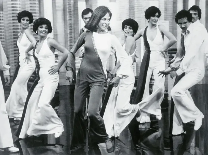 : Portrait of Mary Tyler Moore and Dancers : Portrait of Mary Tyler Moore and Dancers