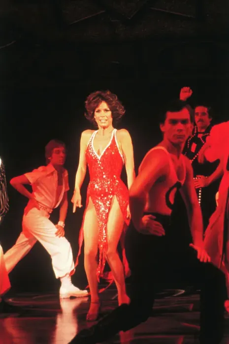 : Portrait of Mary Tyler Moore and Dancers : Portrait of Mary Tyler Moore and Dancers