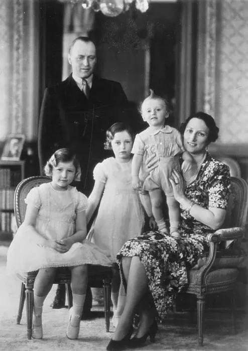 Framed Print : Portrait of Norway's Royal Family Framed Print : Portrait of Norway's Royal Family