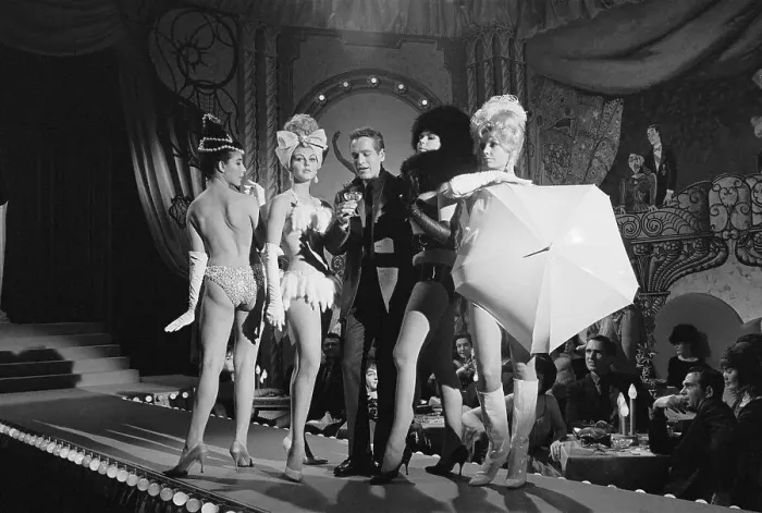 Framed Print : Portrait of Paul Newman with Showgirls Framed Print : Portrait of Paul Newman with Showgirls
