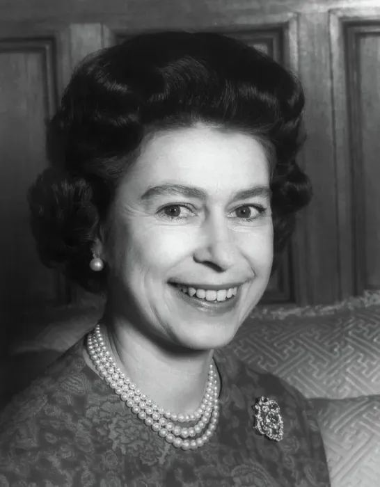 Framed Print : Portrait of Queen Elizabeth II Framed Print : Portrait of Queen Elizabeth II