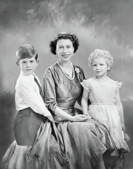Framed Print : Portrait of Queen Elizabeth II With Her Young Children Framed Print : Portrait of Queen Elizabeth II With Her Young Children
