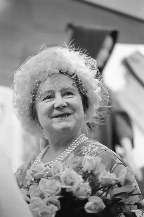 Framed Print : Portrait of Queen Elizabeth Smiling