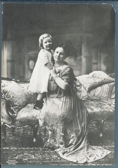 Framed Print : Portrait of Queen Wilhelmina of Holland with Daughter Juliana Framed Print : Portrait of Queen Wilhelmina of Holland with Daughter Juliana