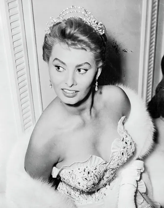 Framed Print : Portrait of Sophia Loren Framed Print : Portrait of Sophia Loren