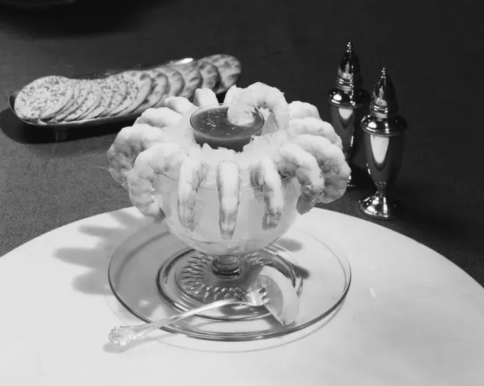Framed Print : Prawns with savoury sauce in crushed ice bowl, close-up Framed Print : Prawns with savoury sauce in crushed ice bowl, close-up