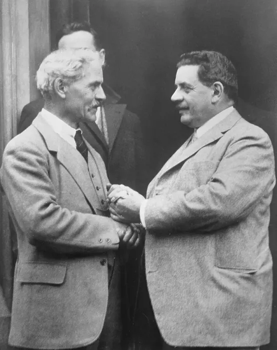 Framed Print : Premiers Ramsay MacDonald and Edouard Herriot Shaking Hands Framed Print : Premiers Ramsay MacDonald and Edouard Herriot Shaking Hands