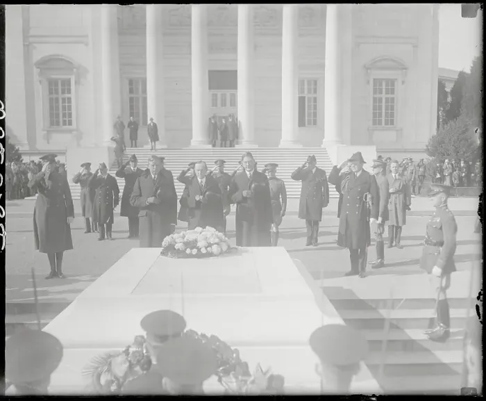 Framed Print : President Calvin Coolidge and White House Secretaries at Ceremony Framed Print : President Calvin Coolidge and White House Secretaries at Ceremony