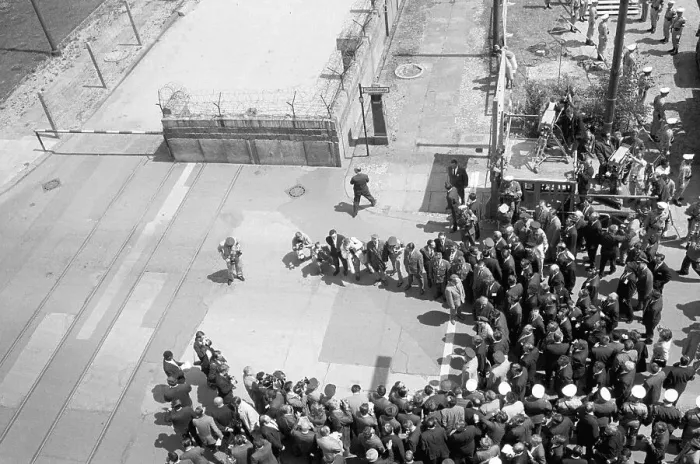 Framed Print : President Kennedy at Berlin Wall Framed Print : President Kennedy at Berlin Wall