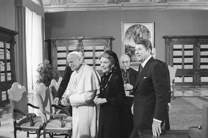 Framed Print : President and Nancy Reagan with Pope John Paul II Framed Print : President and Nancy Reagan with Pope John Paul II