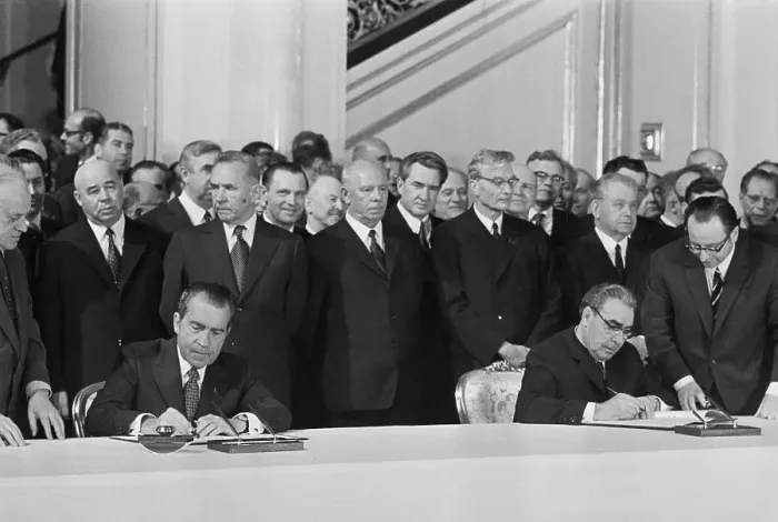 Framed Print : President Nixon and Soviet Premier Leonid Brezhnev Framed Print : President Nixon and Soviet Premier Leonid Brezhnev