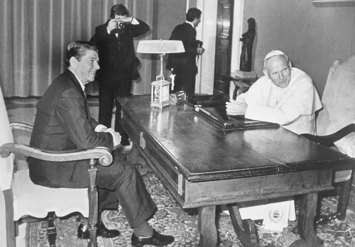 Framed Print : President Reagan Meeting with Pope John Paul II Framed Print : President Reagan Meeting with Pope John Paul II
